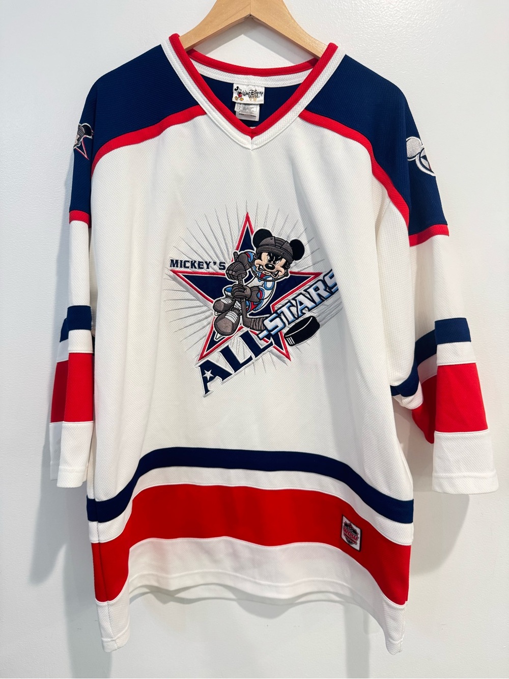 vintage 1990s Disney Mickey's All Stars hockey jersey #28 Sz large Disney world